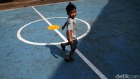 Seorang anak asyik bermain di RPTRA yang berada di kolong tol tersebut.