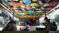 Biasanya anak-anak datang dan bermain dengan didampingi orangtuanya.