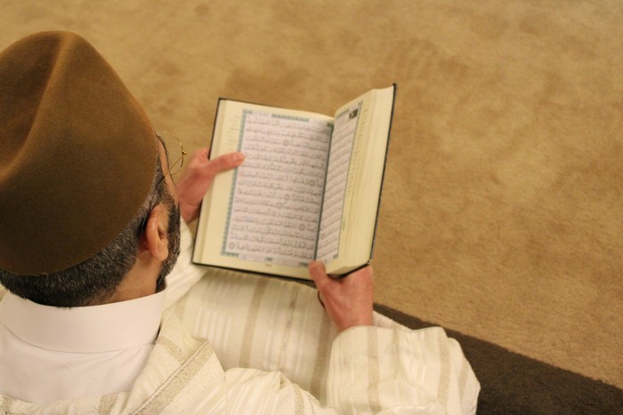Ilustrasi orang sedang membaca Al-Quran
