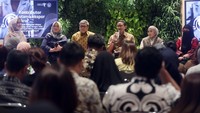 Presiden Direktur Asia Pacific Rayon (APR) Basrie Kamba (tengah) bersama Menteri Pariwisata dan Ekonomi Kreatif Sandiaga Uno (kanan) dan Dirjen Pengembangan Ekspor Nasional Kementerian Perdagangan Mardyana Listyowati menjadi pembicara dalam Penta Talk Inkubasi Modest Fesyen Tahap II, yang merupakan rangkaian acara road to Jakarta Muslim Fashion Week 2025, bertempat di Jakarta Fashion Hub, Rabu (28/08/2024).