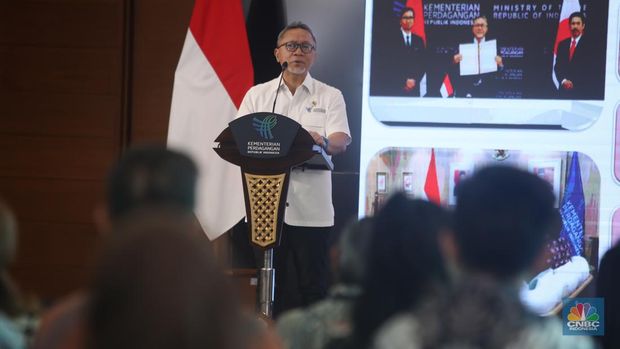 Menteri Perdagangan RI, Zulkifli Hasan menyampaikan pidato utama dalam acara Trade Corner Special Dialogue di Auditorium Gedung Kementerian Perdagangan, Jakarta, Kamis (29/8/2024). (CNBC Indonesia/Faisal Rahman)