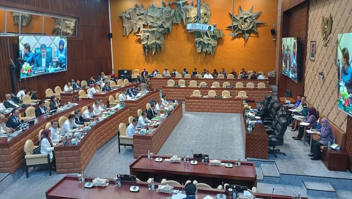 Menteri Perhubungan di DPR