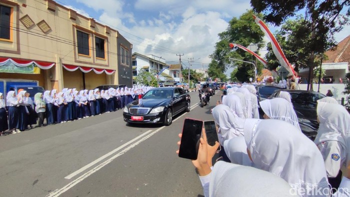 Mobil Presiden Joko Widodo melintas dan disambut antusias anak-anak sekolah di Ciamis.