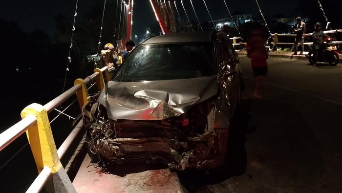 Mobil tabrak pagar jembatan kembar hingga roboh. Dokumen Istimewa