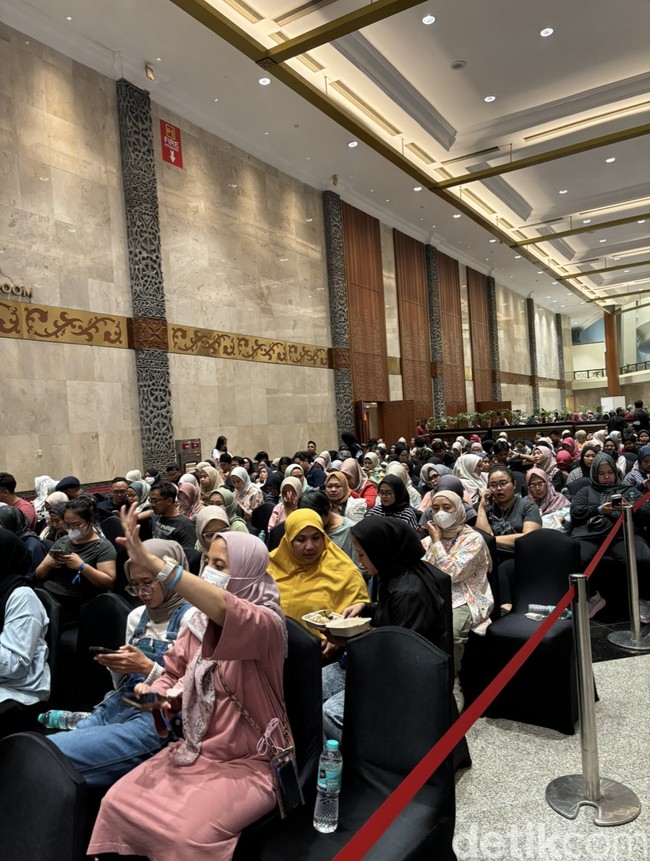 Tak hanya di pintu masuk pembelian tiket, ruang tunggu pengunjung yang menunggu sesi masuk juga tak kalah ramai. Diketahui untuk membatasi jumlah pengunjung yang masuk, pihak Modinity memberlakukan beberapa sesi masuk yang dimulai dari pukul 9 pagi hingga 9 malam. Para pengunjung yang sudah masuk hanya diperbolehkan berbelanja selama 1 jam sebelum digantikan dengan para pengunjung yang sudah menunggu untuk sesi selanjutnya. Foto: Vina Oktiani/Wolipop