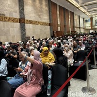 Tak hanya di pintu masuk pembelian tiket, ruang tunggu pengunjung yang menunggu sesi masuk juga tak kalah ramai. Diketahui untuk membatasi jumlah pengunjung yang masuk, pihak Modinity memberlakukan beberapa sesi masuk yang dimulai dari pukul 9 pagi hingga 9 malam. Para pengunjung yang sudah masuk hanya diperbolehkan berbelanja selama 1 jam sebelum digantikan dengan para pengunjung yang sudah menunggu untuk sesi selanjutnya. Foto: Vina Oktiani/Wolipop