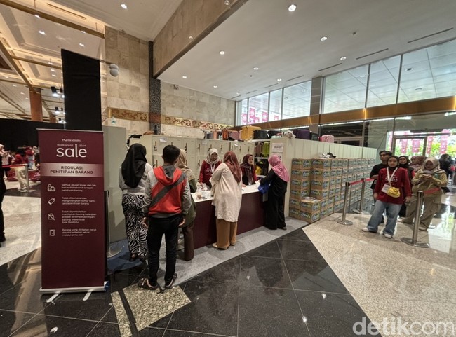 Pihak penyelenggara acara juga menyediakan tempat penitipan barang untuk para pengunjung. Terlihat tempat penitipan barang tersebut penuh dengan koper-koper yang dibawa oleh pengunjung. Foto: Vina Oktiani/Wolipop