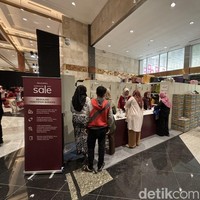 Pihak penyelenggara acara juga menyediakan tempat penitipan barang untuk para pengunjung. Terlihat tempat penitipan barang tersebut penuh dengan koper-koper yang dibawa oleh pengunjung. Foto: Vina Oktiani/Wolipop