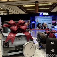 Tak hanya menawarkan barang-barang dari brand favorit dengan harga miring, Modinity Warehouse Sale 2024 juga memberikan hadiah bagi pengunjung yang sudah memborong barang di sana. Setiap pembelian Rp 1 juta dan Rp 5 juta berlaku kelipatan, pengunjung akan mendapat voucher undian. Ada 1 buah mobil listrik, 3 motor, dan beberapa hadiah lainnya, seperti, kulkas, televisi, mesin cuci, hingga air fryer. Foto: Vina Oktiani/Wolipop