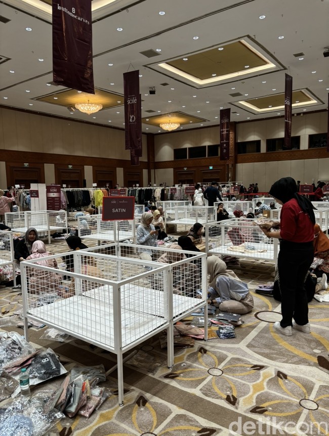 Salah satu merek yang paling diminati ialah Buttonscarves. Terlihat keranjang-keranjang tempat barang-barang Buttonscarves sudah ludes terjual. Area tersebut pun ramai diisi para pengunjung yang sedang menyeleksi barang-barang yang sudah diambil dan akan dibelinya. Foto: Vina Oktiani/Wolipop