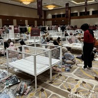 Salah satu merek yang paling diminati ialah Buttonscarves. Terlihat keranjang-keranjang tempat barang-barang Buttonscarves sudah ludes terjual. Area tersebut pun ramai diisi para pengunjung yang sedang menyeleksi barang-barang yang sudah diambil dan akan dibelinya. Foto: Vina Oktiani/Wolipop