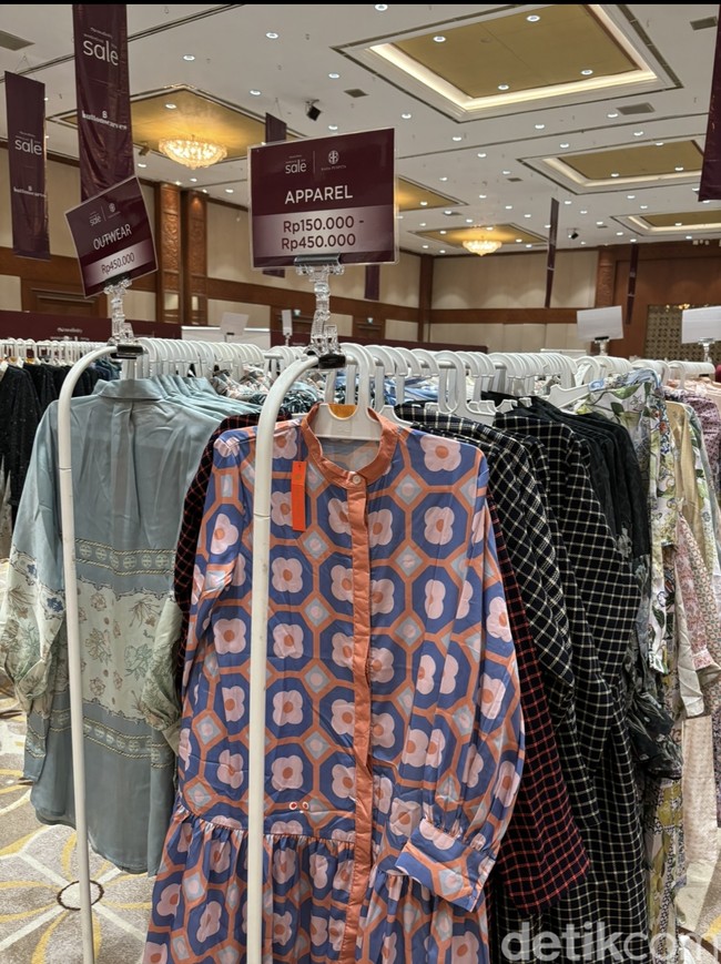 Dijual dengan harga miring, berbagai barang mulai dari baju, scarf, aksesori, hingga sepatu laris manis diborong pengunjung. Harga untuk baju yang dijual sendiri cukup variatif, dimulai dari Rp 150 ribu. Foto: Vina Oktiani/Wolipop