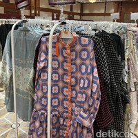 Dijual dengan harga miring, berbagai barang mulai dari baju, scarf, aksesori, hingga sepatu laris manis diborong pengunjung. Harga untuk baju yang dijual sendiri cukup variatif, dimulai dari Rp 150 ribu. Foto: Vina Oktiani/Wolipop