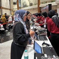 Salah satu area yang selalu ramai ialah area kasir. Antrean panjang terlihat di area tersebut. Seperti yang terlihat, para pengunjung membeli barang-barang tersebut dalam jumlah banyak. Foto: Vina Oktiani/Wolipop