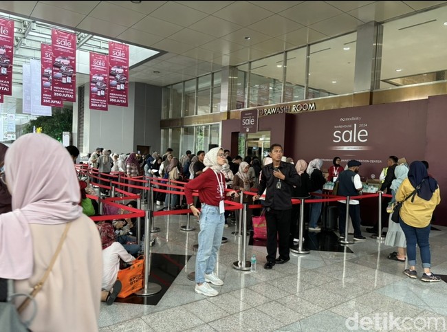 Sudah dibuka sejak pukul 9 pagi, Modinity Warehouse Sale 2024 tampak sudah dipadati pengunjung sejak hari pertama. Tak sedikit yang rela antre panjang demi bisa masuk ke event eksklusif tersebut. Foto: Vina Oktiani/Wolipop