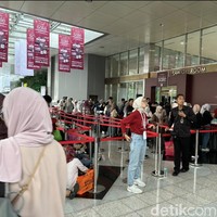 Sudah dibuka sejak pukul 9 pagi, Modinity Warehouse Sale 2024 tampak sudah dipadati pengunjung sejak hari pertama. Tak sedikit yang rela antre panjang demi bisa masuk ke event eksklusif tersebut. Foto: Vina Oktiani/Wolipop