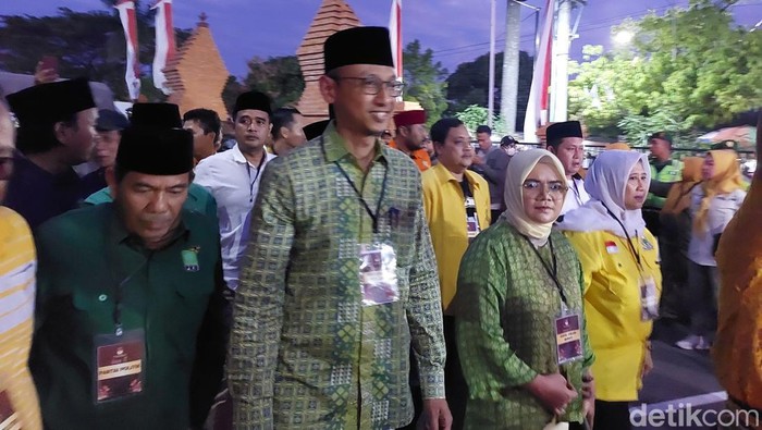 Mohamad Luthfi - Dia Ramayana daftar maju Pilbup Cirebon