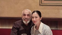 Artis Indonesia itu beberapa kali menunjukkan momen romantis bersama sang suami. Kali ini Bunga dan suaminya sedang malam mingguan di restoran, sambil menikmati segelas minuman. Foto: Instagram @bungazainal05