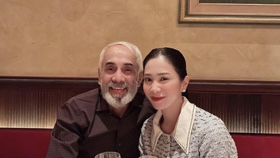 Momen Hangat Bunga Zainal Makan Bareng Suami dan Anak