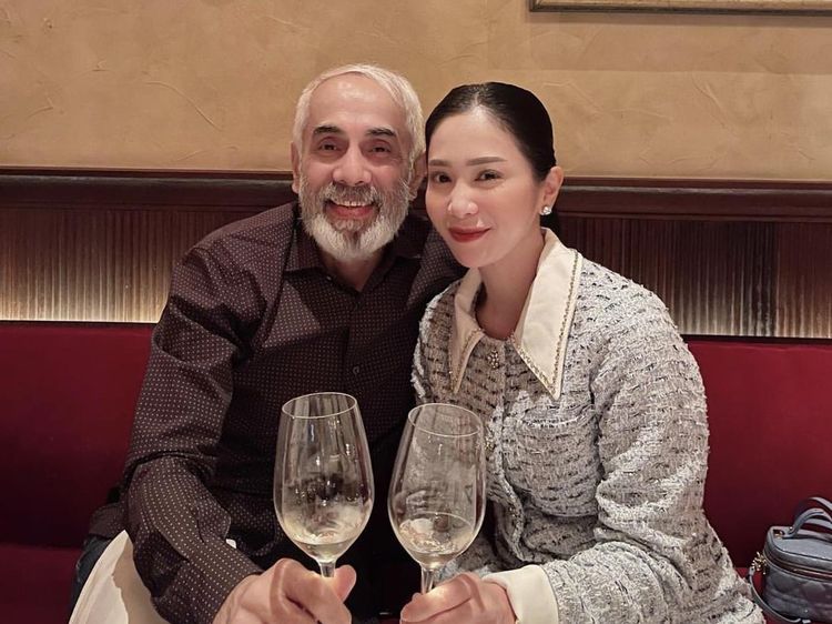 Momen Hangat Bunga Zainal Makan Bareng Suami dan Anak