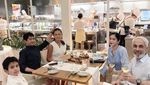 Momen Hangat Bunga Zainal Makan Bareng Suami dan Anak