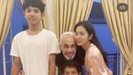 Momen Hangat Bunga Zainal Makan Bareng Suami dan Anak
