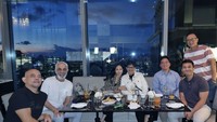 Istri Sukhdev Singh itu juga kerap berkumpul bersama teman-temannya di restoran. Mereka menikmati makanan enak sambil mengobrol.  Foto: Instagram @bungazainal05