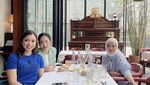 Momen Hangat Bunga Zainal Makan Bareng Suami dan Anak
