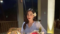 Saat berada di Ubud, Bali, artis yang dulunya aktif bermain FTV ini sempat menikmati romantic dinner. Makanan yang disiapkan mulai dari pao mini, salad, hingga minuman. Foto: Instagram @bungazainal05