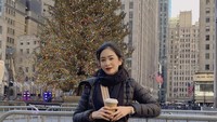 Ibu dua anak ini juga tampaknya hobi minum kopi. Saat berlibur ke luar negeri bersama keluarga, Bunga menyempatkan waktu berpose di depan pohon natal sambil memegang segelas kopi hangat. Foto: Instagram @bungazainal05