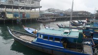 Mereka memilih memperbaiki dan merawat perahu motornya. 
