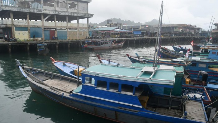Nelayan berdiri di perahu motornya di Pelabuhan Sedanau, Kabupaten Natuna, Kepulauan Riau, Rabu (28/8/2023). Sejumlah nelayan di kawasan tersebut memilih untuk tidak melaut karena adanya peringatan BMKG tentang cuaca buruk hujan lebat dan waspada ombak tinggi yang dapat mencapai ketinggian dua meter di wilayah perairan Natuna dan Anambas. ANTARA FOTO/Arif Firmansyah/foc.