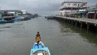 Sejumlah nelayan di kawasan tersebut memilih untuk tidak melaut karena adanya peringatan BMKG tentang cuaca buruk hujan lebat dan waspada ombak tinggi yang dapat mencapai ketinggian dua meter di wilayah perairan Natuna dan Anambas. 