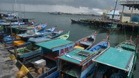 Nelayan duduk di perahu motornya di Pelabuhan Sedanau, Kabupaten Natuna, Kepulauan Riau, Rabu (28/8/2023). 