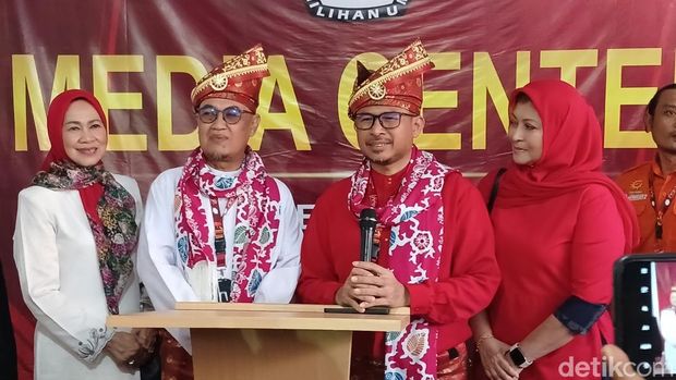Nuryanto dan Hardi Selamat Hood usai mendaftar di KPU Batam (Alamudin Hamapu/detikcom)