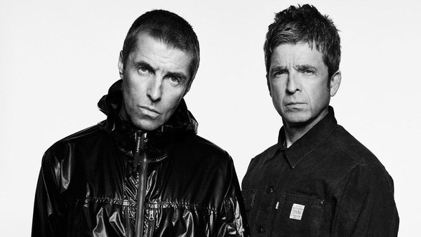 Di Balik Layar Sesi Foto Liam dan Noel Gallagher Buat Konser Reuni Oasis