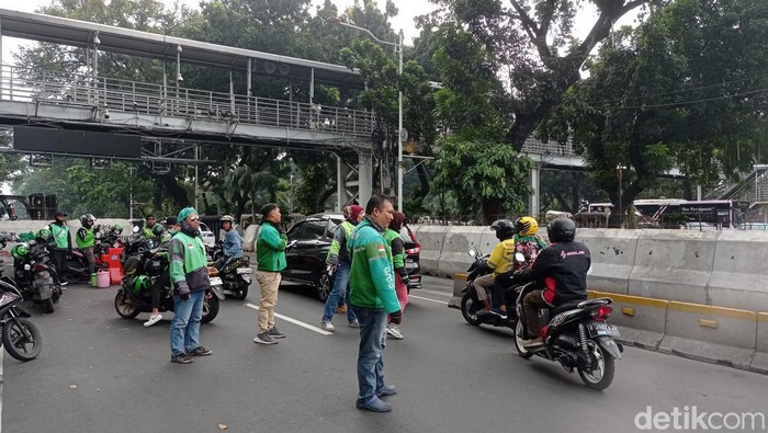 Riak Aksi Demonstrasi Meningkat, Ojol Galang Dukungan dari Sesama Pengemudi di Patung Kuda