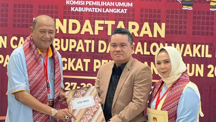 Ondim-Tiorita resmi mendaftar ke KPU Langkat (Dok. Istimewa)