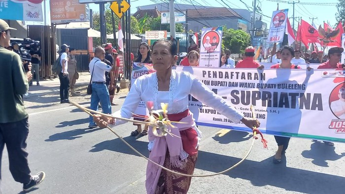 Parade budaya saat I Nyoman Sutjidra dan Gede Supriatna daftar Pilbup Buleleng, Kamis (29/8/2024).