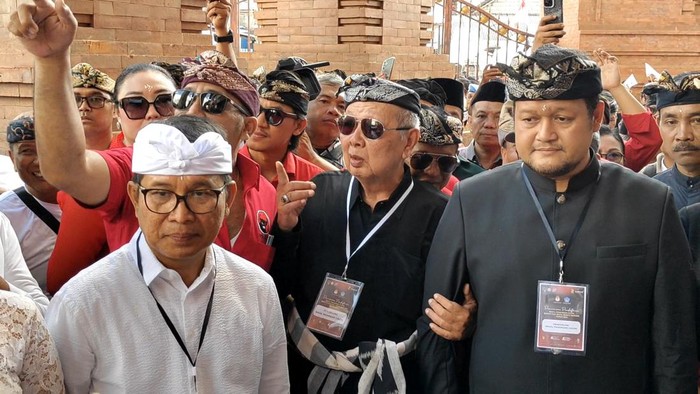 Pasangan Adi Arnawa-Gus Bota saat mendaftar Pilbup Badung di KPU Badung, Kamis (29/8/2024).