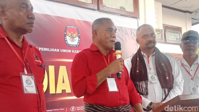 Pasangan Anton Hadjon-Matias Enay saat mendaftar di KPU Flores Timur, NTT, Kamis (29/8/2024). (Arnoldus Yurgo Purab)