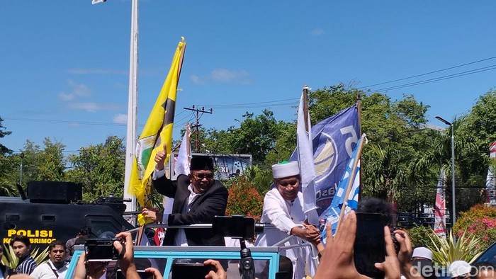 Pasangan Bustami Hamzah-Tu Sop menjadi bacalon gubernur dan calon wakil gubernur pertama yang daftar ke KIP Aceh. (Foto: Agus Setyadi/detikSumut)