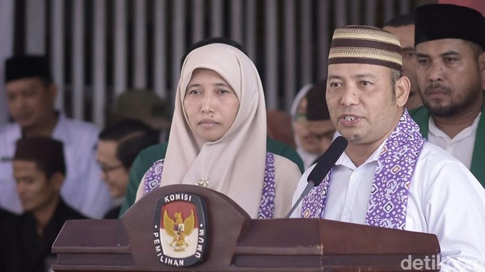 Pasangan calon Bupati dan Wakil Bupati Bangka Barat (Babar), Mansah dan Dwi Aryani mendaftar di KPU Babar.