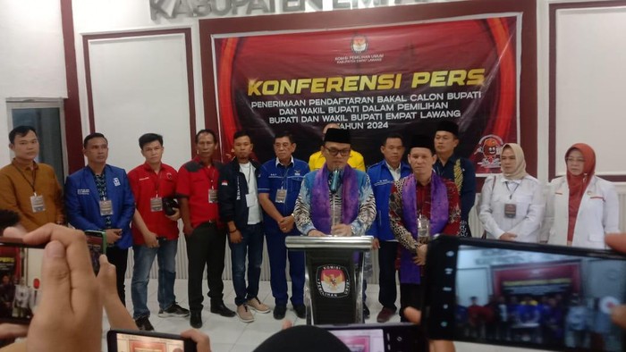 Pasangan calon Bupati dan Wakil Bupati Kabupaten Empat Lawang Joncik Muhammad-Arifai daftar ke KPU.