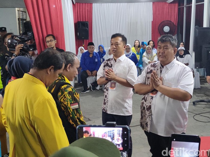 Pasangan calon Bupati dan Wakil Bupati Kulon Progo, Agung Setiawan dan Ambar Purwoko, saat mendaftar ke KPU Kulon Progo, Kamis (29/8/2024) malam.