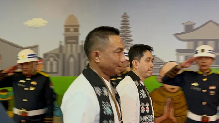 Pasangan calon Dharma Pongrekun-Kun Wardana tiba di KPU DKI Jakarta.