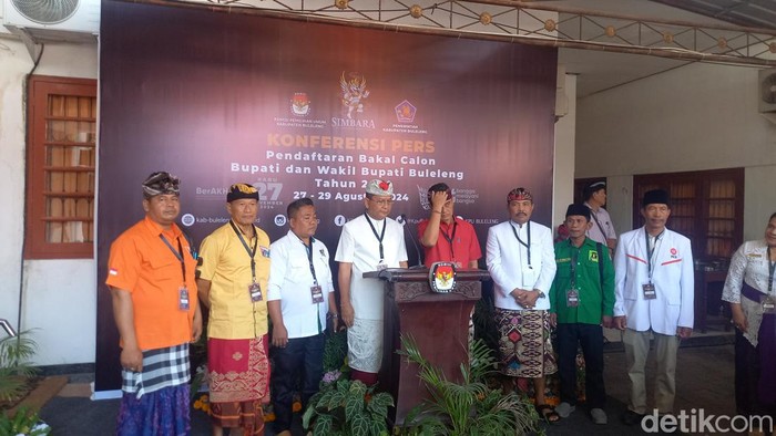 Pasangan calon I Nyoman Sutjidra-Gede Supriatna saat mendaftar ke KPU Buleleng, Kamis (29/8/2024). (Made Wijaya Kusuma/detikBali)