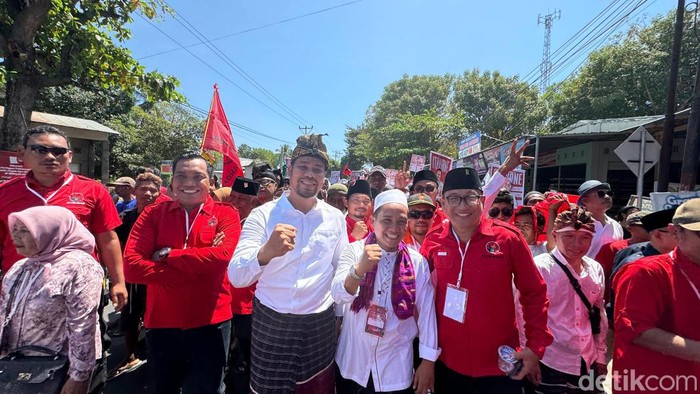 Pasangan calon (paslon) Danny Karter Febrianto dan Zaki Abdullah (Danny-Zaki) saat berjalan menuju kantor KPU Lombok Utara pada Kamis (29/8/2024). (Foto: Helmy Akbar/ detikBali)