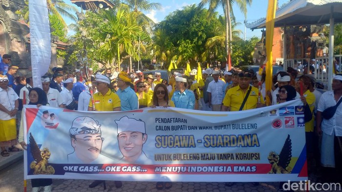 Pasangan calon (paslon) I Nyoman Sugawa Korry dan Gede Suardana  saat mendaftar ke  KPU Buleleng pada Kamis (29/8/2024). (Foto: Made Wijaya Kusuma/detikBali)