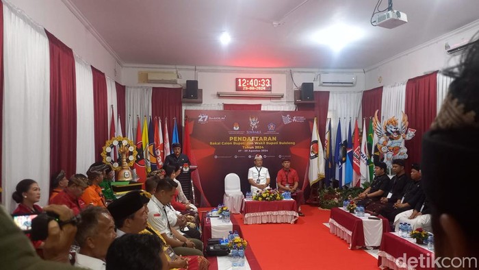 Pasangan calon (paslon) I Nyoman Sutjidra-Gede Supriatna resmi mendaftar ke KPU Buleleng, Kamis (29/8/2024). (Foto: Made Wijaya Kusuma/detikBali)